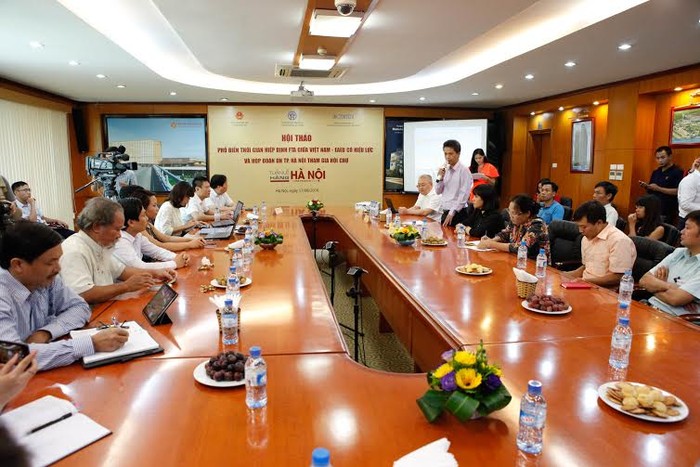 Ông Nguyễn Gia Phương - Giám đốc Trung tâm Xúc tiến Đầu tư, Thương mại, Du lịch Hà Nội thông báo các hỗ trợ từ phía trung tâm cho các doanh nghiệp sang Nga tham dự Hội chợ.