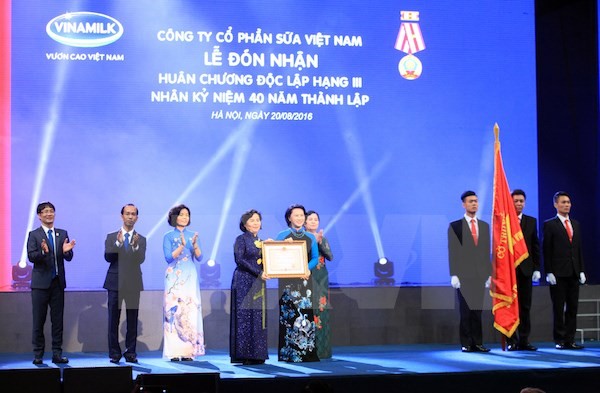 Chủ tịch Quốc hội Nguyễn Thị Kim Ngân trao Huân chương Độc lập hạng 3 cho Công ty Cổ phần Sữa Việt Nam. (Ảnh: Anh Tuấn/TTXVN).