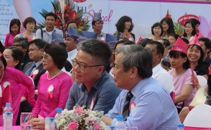 Giáo sư Toán học Ngô Bảo Châu và Giáo sư Sử học Vũ Minh Giang tham dự Lễ Khai giảng.