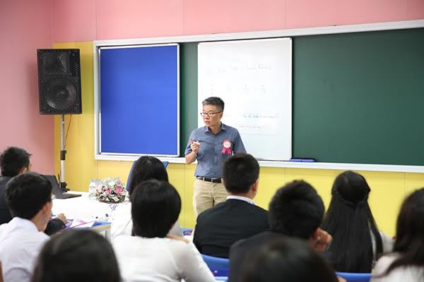 Giáo sư Ngô Bảo Châu dạy buổi học đầu tiên của trường TH ngay sau Lễ khai giảng.