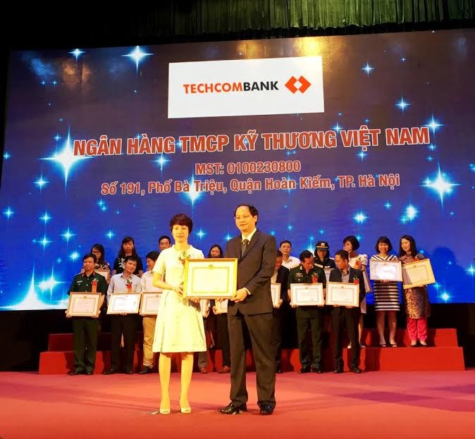 Bà Thái Hà Linh, Giám đốc Kế toán, chính sách tài chính và Thuế của Ngân hàng Techcombank nhận bằng khen tại buổi lễ.