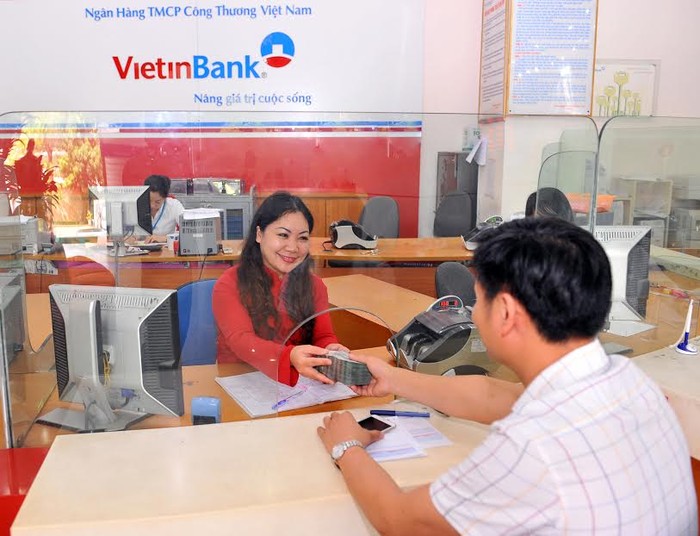 Khách hàng đang giao dịch tại VietinBank.