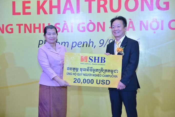 Quý bà Men Sam on - Phó thủ tướng Chính phủ Vương quốc Campuchia thay mặt Quỹ Vì người nghèo Campuchia nhận 20.000 USD từ ông Đỗ Quang Hiển, Chủ tịch HĐQT SHB trao tặng.