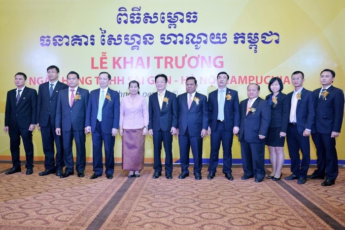 Quý bà Men Sam on - Phó thủ tướng Chính phủ Vương quốc Campuchia (đứng thứ 5, từ trái sang), Ngài Chea Chanto - Thống đốc NH Quốc Gia Campuchia (đứng thứ 7 từ trái sang), ông Đào Minh Tú – Phó Thống đốc NHNN Việt Nam (đứng thứ 4 từ trái sang) chụp ảnh cùng HĐQT, Ban Tổng giám đốc SHB và Lãnh đạo Ngân hàng SHB Campuchia.