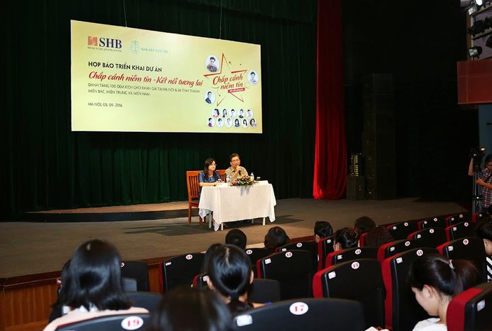 Bà Ngô Thu Hà – Phó TGĐ SHB và ông Trương Nhuận – Giám đốc Nhà hát tuổi trẻ trả lời báo chí tại buổi họp báo.