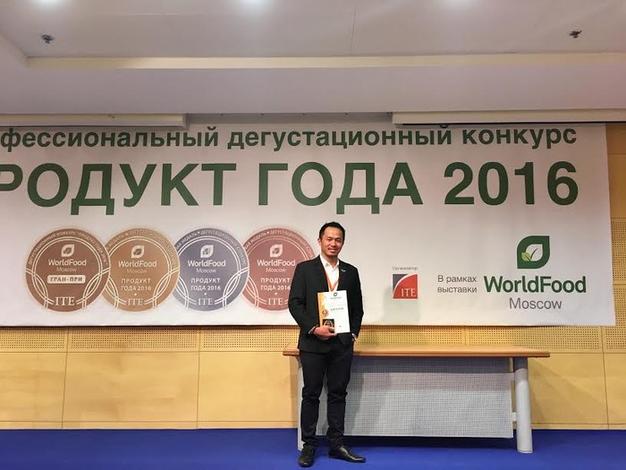 Đại diện nhãn hàng TH true Milk nhận Giải Vàng “Sản phẩm tiêu biểu của năm 2016” dành cho hai sản phẩm TOPKID dành riêng cho trẻ tại Triển lãm Thực phẩm Thế Giới Moscow 2016.