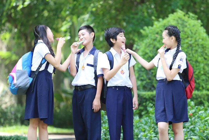 Đồng phục học sinh với áo trắng quần/ váy xanh khiến ai cũng như ai, nhưng dây đeo đa năng với nhiều màu, nhiều hình ảnh đã giúp tạo ra sự khác biệt, cá tính riêng cho mỗi bạn trẻ.