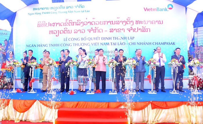 Các đại biểu cắt băng khai trương Chi nhánh Champasak - VietinBank Lào.