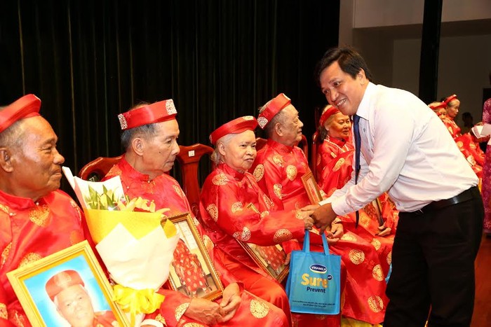 Ông Phan Nguyễn Minh Nhựt – Giám đốc Kinh doanh khu vực TP.HCM của Vinamilk tặng quà cho các Cụ trong lễ mừng thọ.