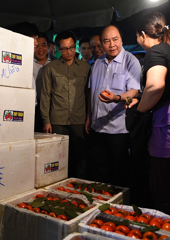 Hoa quả, nông sản bán tại chợ Long Biên được nhập về nhiều địa phương trên cả nước. Ảnh: VGP/Quang Hiếu