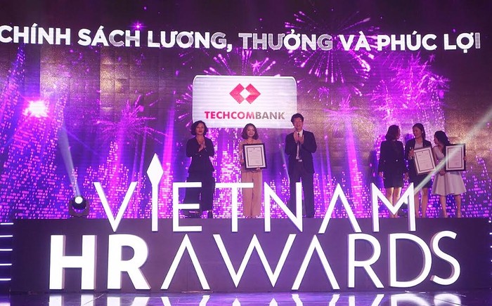 Bà Phạm Vũ Minh Đan - Giám đốc Khối Quản trị Nguồn nhân lực của Techcombank nhận giải tại HR Awards 2016.