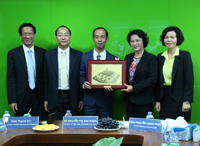 Chủ tịch Quốc hội Nguyễn Thị Kim Ngân tặng quà lưu niệm cho ông Mai Hoài Anh – Chủ tịch Hội đồng Quản trị công ty sữa Angkor.