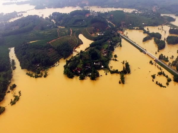 Lũ lụt nghiêm trọng tại &apos;rốn lũ&apos; Hương Khê, tỉnh Hà Tĩnh nhìn từ trên cao. (Nguồn: TTXVN).