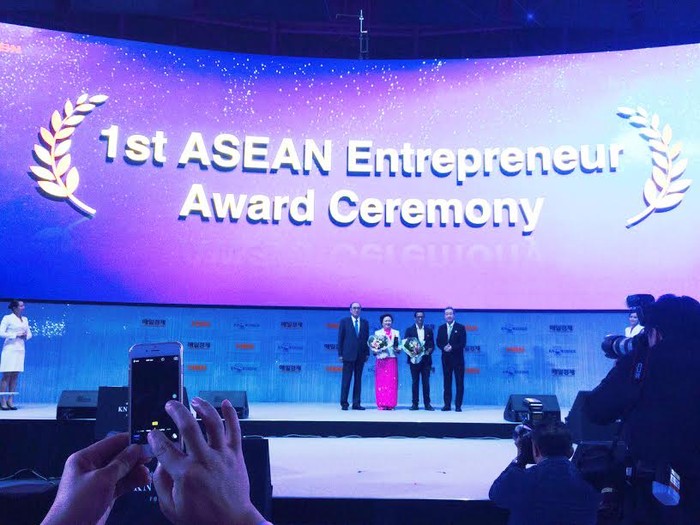 Bà Nguyễn Thị Nga - Chủ tịch HĐQT Ngân hàng TMCP Đông Nam Á (SeABank) và Tập đoàn BRG được bình chọn và trao tặng giải thưởng “Doanh nhân Tiêu biểu ASEAN 2016”.