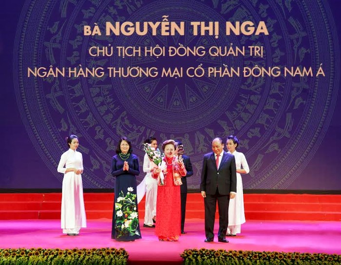 Bà Nguyễn Thị Nga nhận danh hiệu “Doanh nhân Việt Nam tiêu biểu 2016 - Cúp Thánh Gióng” do Thủ tướng Chính phủ Nguyễn Xuân Phúc trao tặng.