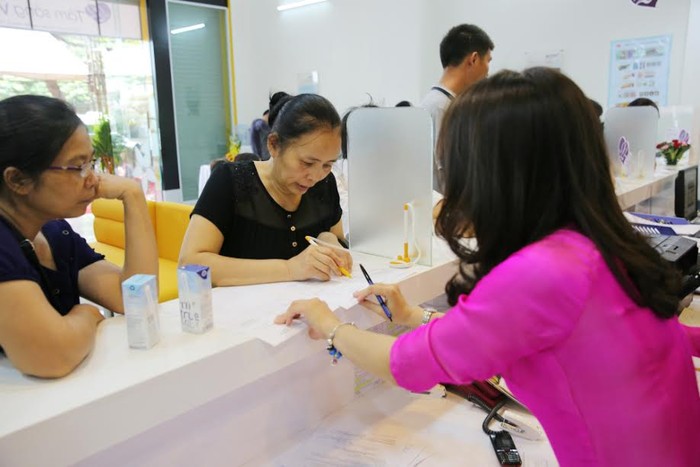 Các khách hàng đến giao dịch trong ngày khai trương Chi nhánh BAC A BANK tại tỉnh Thái Nguyên.