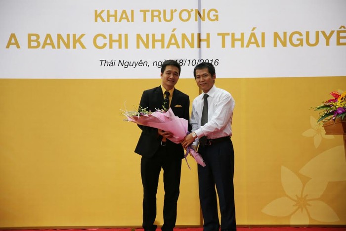 Ông Đặng Trung Dũng - Phó Tổng Giám đốc thường trực BAC A BANK tặng hoa cho ông Phan Lê Cường - Giám đốc Chi nhánh Ngân hàng Bắc Á Thái Nguyên.