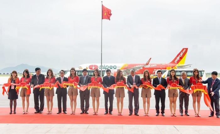 Nghi thức cắt băng khai trương hai đường bay mới Hà Nội – Huế và Hà Nội – Đài Bắc.