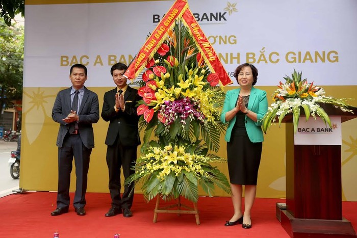 Bà Nguyễn Thị Thu Hà - Phó Chủ tịch UBND tỉnh Bắc Giang tặng hoa chúc mừng BAC A BANK chi nhánh Bắc Giang.