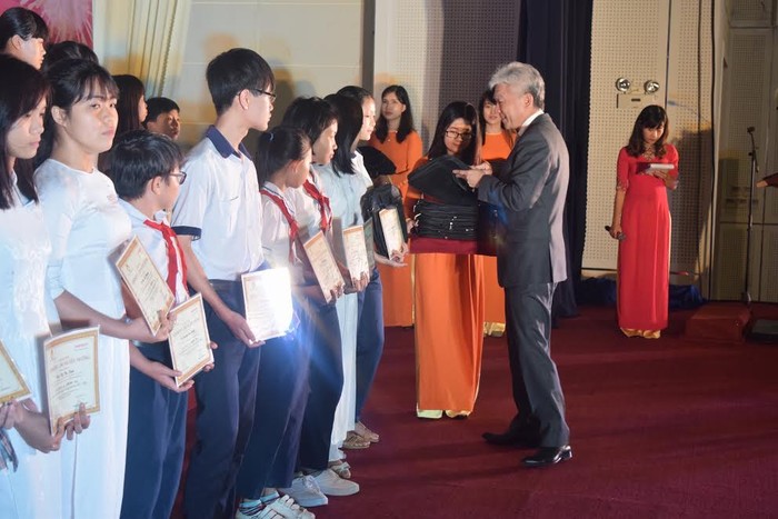 Ông Hiroharu Motohashi - Tổng Giám đốc Công ty Ajinomoto Việt Nam trao quà cho các em học sinh nghèo hiếu học tỉnh Đồng Nai. Ảnh: Kim Bảo.