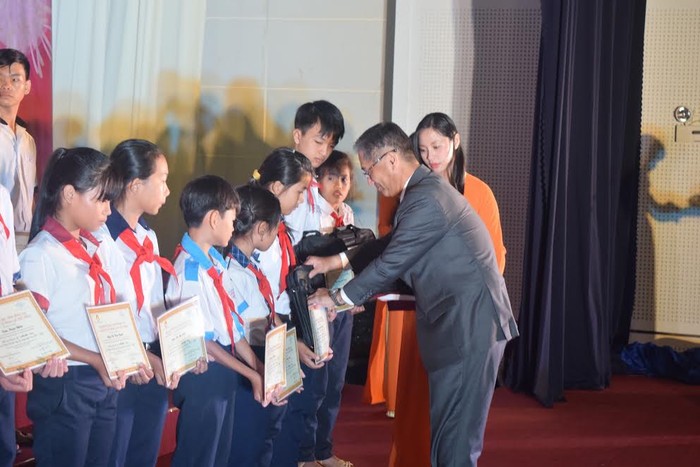Ông Haruhiko Yasuga - Tổng giám đốc Công ty Gas Việt Nhật, đại diện trao học bổng của quỹ Cho em đến trường. Ảnh: Kim Bảo.