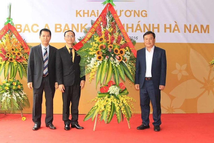 UBND tỉnh Hà Nam tặng hoa BAC A BANK chi nhánh Hà Nam nhận dịp khai trương. Ảnh: Bac A Bank.