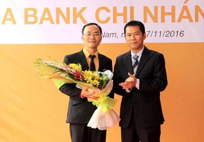 Phó Tổng Giám đốc thường trực Ngân hàng TMCP Bắc Á - ông Đặng Trung Dũng (phải) - tặng hoa cho Giám đốc Chi nhánh BAC A BANK.