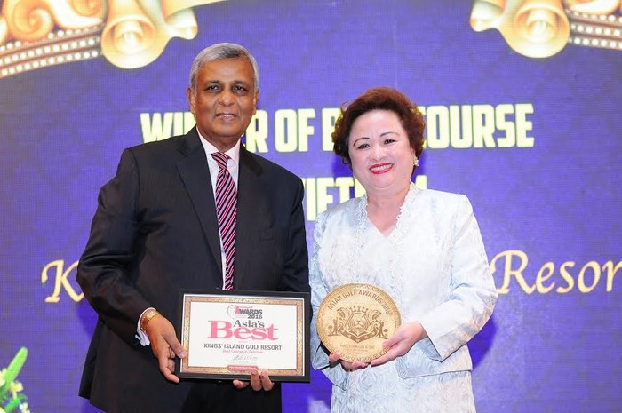 Bà Nguyễn Thị Nga - Chủ tịch Tập đoàn BRG nhận giải thưởng “Sân Gôn Tốt nhất Việt Nam năm 2016”.