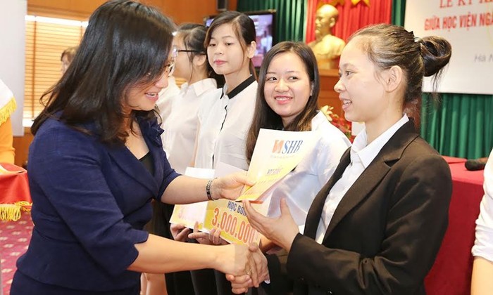 TS. Ngô Thu Hà - Phó Tổng Giám đốc Ngân hàng SHB - trao học bổng cho sinh viên Học viện Ngân hàng