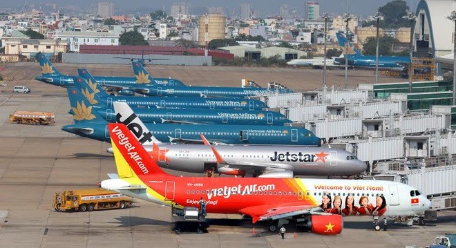 Các hãng hàng không trong nước lo ngại đề xuất tăng giá dịch vụ hàng không từ 15-40% từ năm 2017 của Cục Hàng không sẽ gây sức ép tăng giá vé máy bay. Ảnh minh họa: Người lao động.