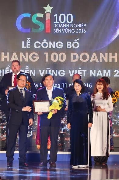 Đại diện FrieslandCampina Việt Nam nhận bằng khen Doanh nghiệp bền vững 2016. Ảnh: FrieslandCampina Việt Nam.