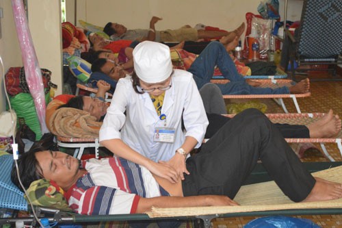 Bệnh nhân kê giường ngoài hành lang nằm la liệt tại Bệnh viện Đa khoa tỉnh Đắk Lắk Ảnh: NLĐ.