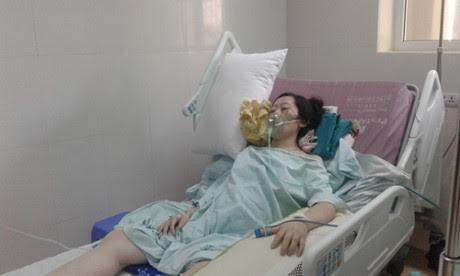 Sau 4 ngày phẫu thuật, sức khoẻ chị Đậu Thị Huyền Trâm (quê ở Hà Tĩnh) đang khá dần lên. Ảnh: Phương Linh.