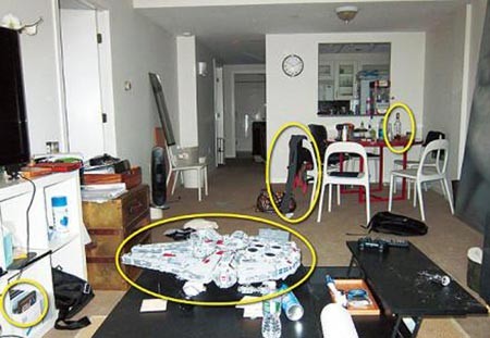 Những vật được khoanh tròn được cho là có trong phòng khách của Bạc Qua Qua bao gồm trò chơi video, mô hình Diều hâu Thiên niên kỷ, một chiếc quần nữ và một chai rượu whisky