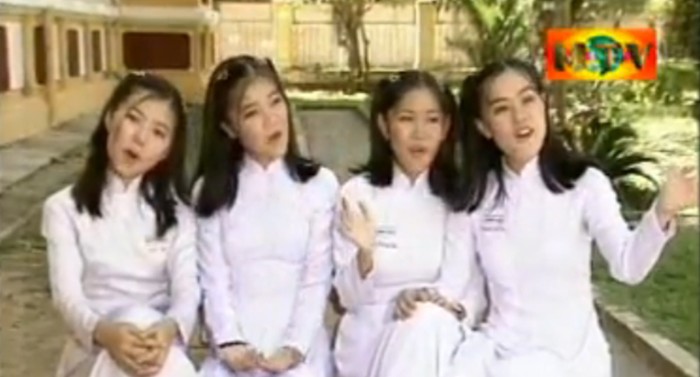 Trong tà áo dài trắng thướt tha, những cô gái của nhóm Mắt Ngọc đã thể hiện rất thành công bài hát Trường xưa yêu dấu