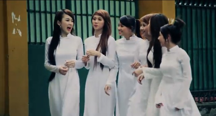 Angela Phương Trinh trong MV “Nhớ trường xưa” cũng với những tà áo dài trắng, những thiếu nữ đẹp xinh như mộng