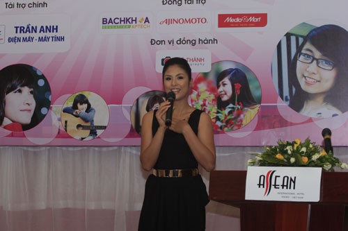 Hoa hậu Việt Nam 2010 Ngọc Hân phát biểu tại lễ trao giải