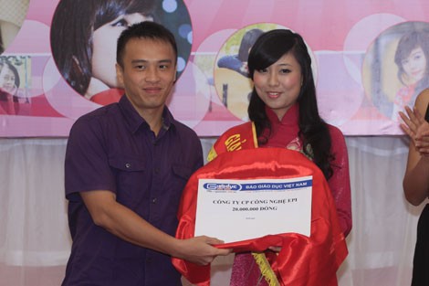Ông Nguyễn Anh Tuấn, Giám đốc Công ty CP Công nghệ EPI trao giải cho nữ sinh cuốn hút nhất Phan Lê Vũ Nguyên Tâm.
