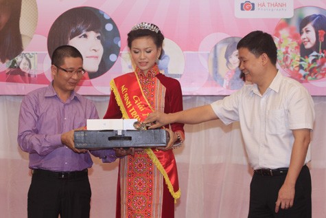 Giám đốc Marketing Công ty cổ phần thế giới số Trần Anh, ông Lê Việt Chung trao phần bộ phần thưởng giá trị cho nữ sinh Hồ Thị Phương Thảo.