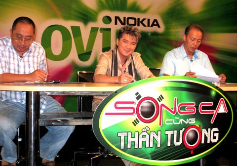 Đàm Vĩnh Hưng là ca sỹ đầu tiên tham gia vào chương trình Song ca cùng thần tượng mùa thứ nhất phát sóng vào 9/2009