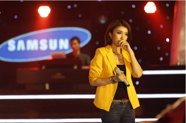 Tiêu Châu Như Quỳnh tại sân khấu The Voice.