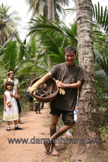 Ông Hoàng nhạc Việt gây bất ngờ cho cộng đồng mạng và fan hâm mộ khi xuất hiện với công việc của một người nông dân.