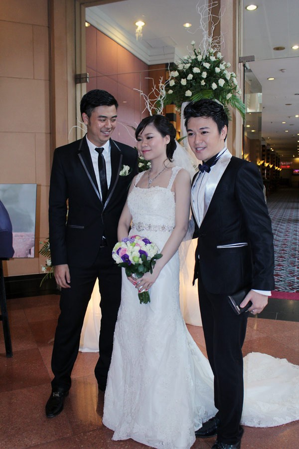 Cả hai chụp ảnh cưới với anh trai Phan Anh