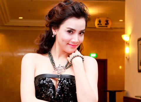 Mới đây nhất, Trang Nhung tiết lộ cô nhận được hợp đồng đại diện cho một thương hiệu trang sức trị giá 25.000 USD trong một năm (tương đương khoảng 500 triệu đồng)
