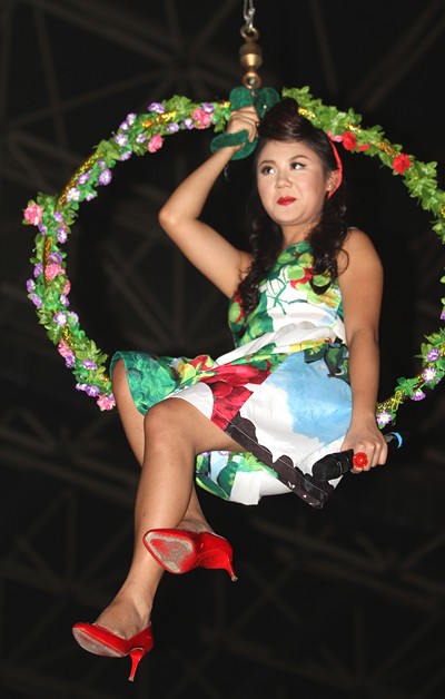Tối qua (12/8), Văn Mai Hương là ca sĩ xuất hiện ở màn mở đầu cho đêm chung kết chương trình "Đồ Rê Mí 2012" diễn ra tại Hà Nội. Là khách mời trong đêm chung kết 'Đồ Rê Mí 2012', Á quân Vietnam Idol có màn xuất hiện ấn tượng từ trên cao. Cô ngồi lơ lửng trong vòng tròn ở trên không khoảng 10 phút, trước khi được hạ xuống sân khấu. Trong thời gian chờ đợi giờ lên sóng, Á quân Vietnam Idol ngồi run rẩy và rất căng thẳng vì sợ sẽ bị ngã.