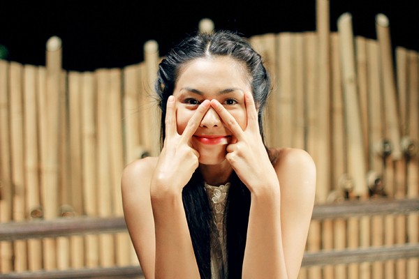 Trong những bức ảnh mới hé lộ, "ngọc nữ" của điện ảnh Việt khoe trọn tấm lưng trần khi mặc yếm và tạo dáng rất nhí nhảnh khi chụp hình.(Theo Ngôi sao)