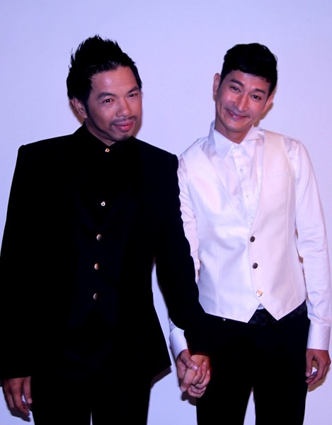 Trong buổi chụp ảnh quảng bá cho phim mới, hai diễn viên Huy Khánh (phải) và Thái Hòa nhí nhảnh vui đùa và tạo dáng thân mật như cặp tình nhân đồng tính.