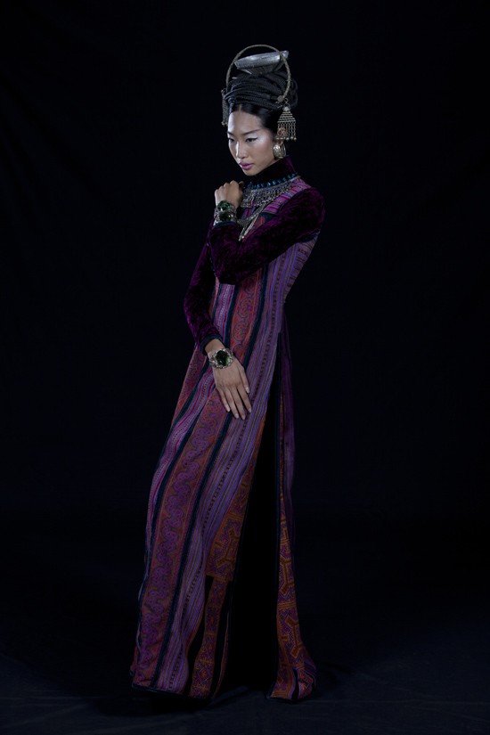 Những bộ trang phục đặc biệt mà Thùy Dung diện chính là các mẫu thiết kế mà NTK Minh Hạnh dự định "đem chuông đi đánh xứ người" trong thời gian tới.