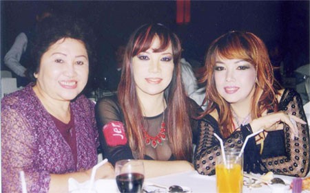 Ca sĩ Bảo Yến (giữa) cùng em gái, ca sĩ Nhã Phương (bên phải) và bà Thùy Dung, Giám đốc Trung tâm băng nhạc Rạng Đông tại khách sạn Sofitel năm 2005.