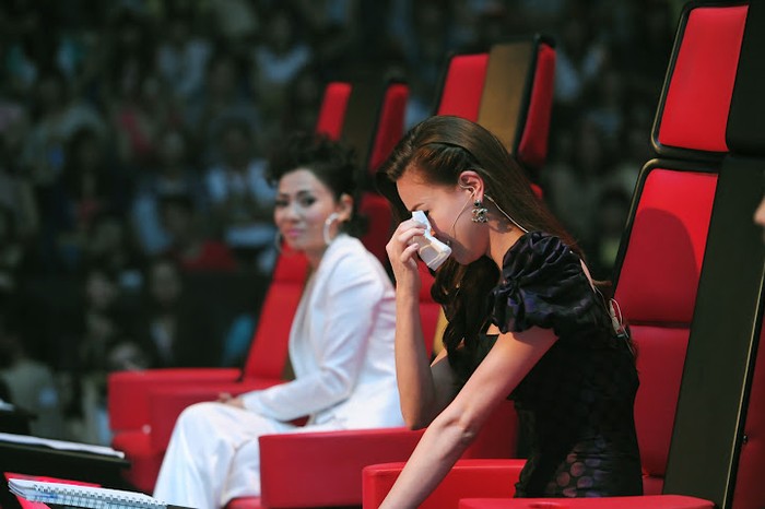 Hồ Ngọc Hà một lần nữa lại rơi lệ ở phần biểu diễn của Tiêu Châu Như Quỳnh, nhưng lần này nước mắt là dành cho người bị loại.